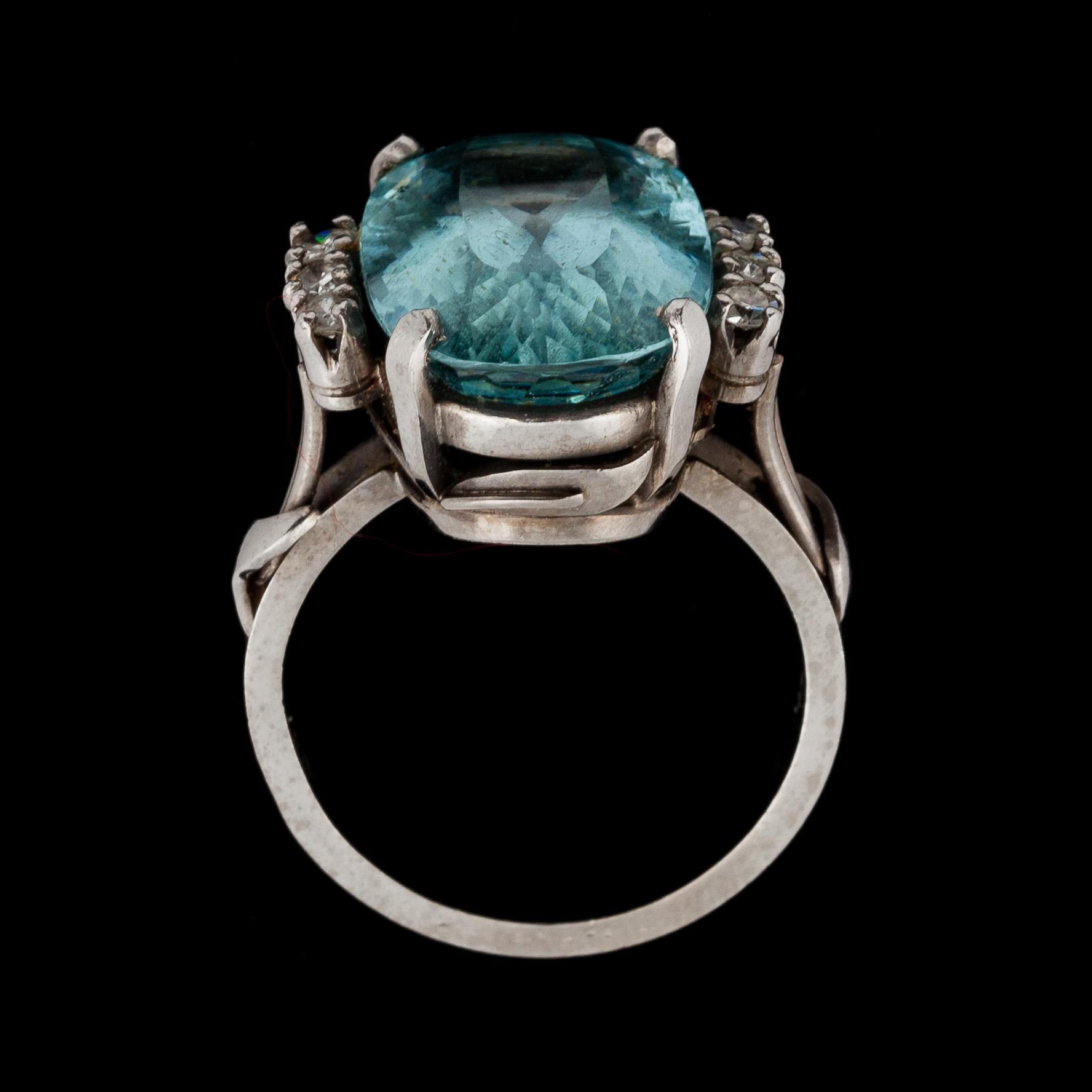 RING, 18k vitguld med briljantslipade diamanter tot ca 0,30 ct samt fasettslipad akvamarin. Vikt ca 10 g.