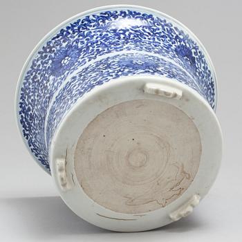 A blue and white pot with dish, Qing dynasty, 19th century,.