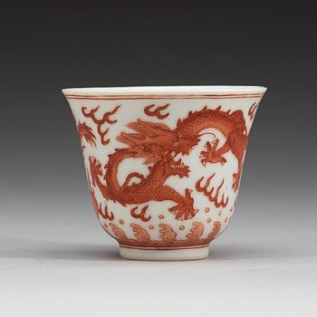 KOPPAR, sju stycken, porslin. Qing dynastin, fyra med Tongzhis sex karaktärers märke (1862-1874),