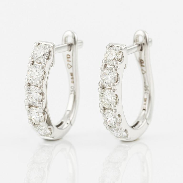 Creole earrings in 18K white gold with brilliant-cut diamonds.