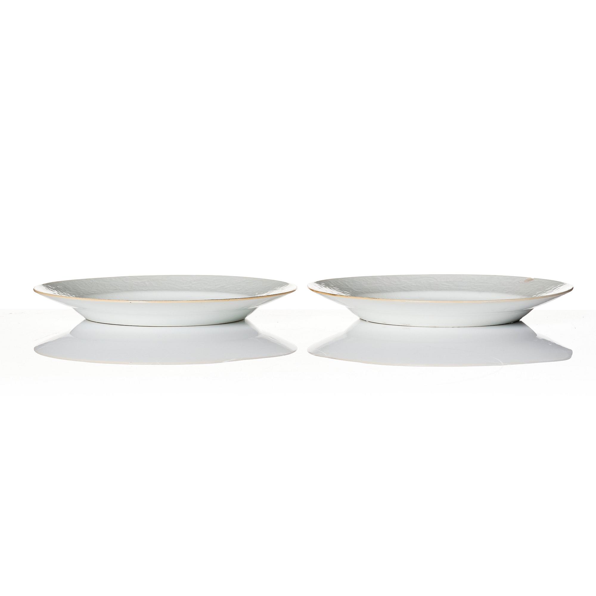 A pair of armorial dinner plates, Qing dynasty, 18th Century.