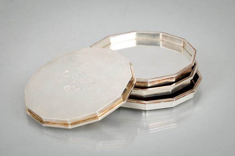 GLASUNDERLÄGG, 4 st. Sterling silver. Wiwen Nilsson, Lund, 1950-tal. Vikt 154 g.