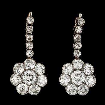 955. A pair of brilliant cut diamond earrings, tot. app. 160 cts.