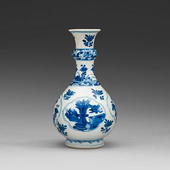 13. A blue and white vase. Qing dynasty Kangxi (1662-1722).