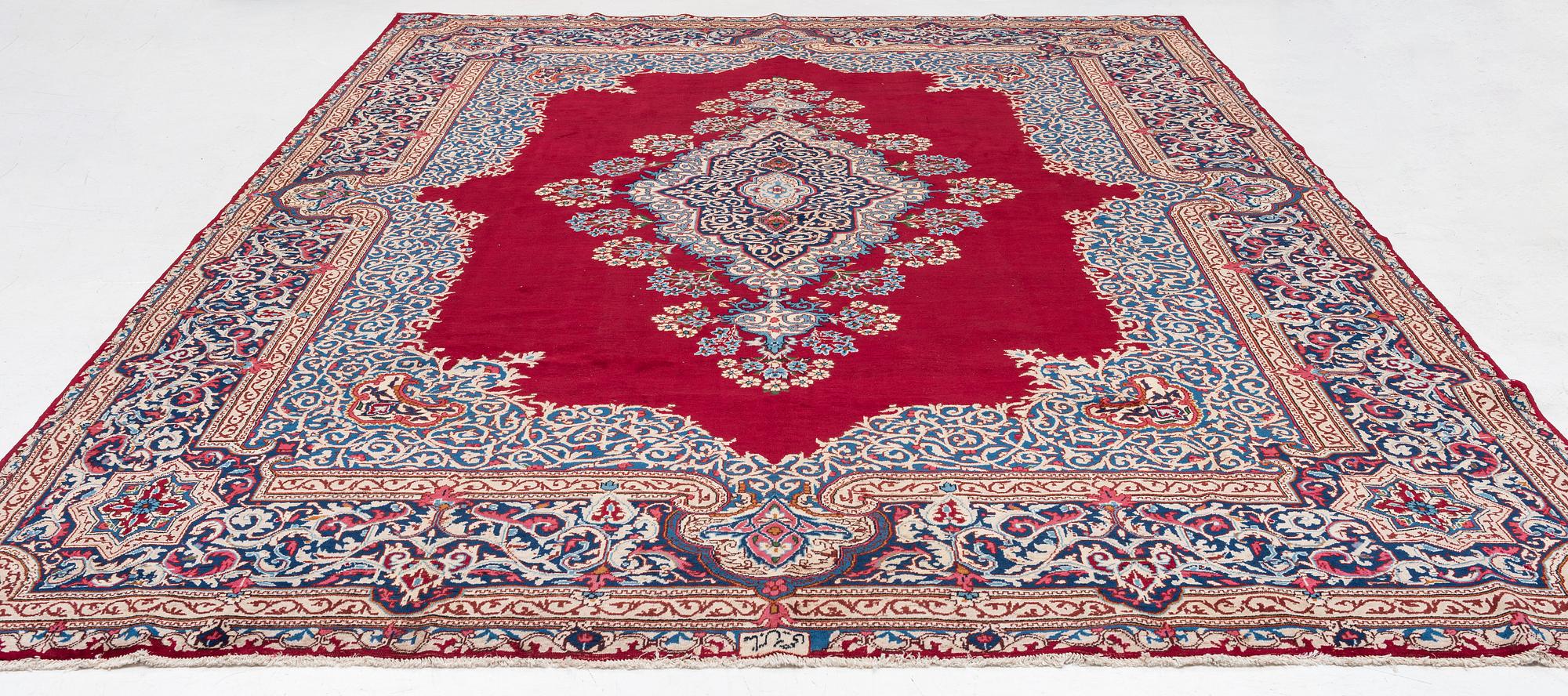 A Yazd carpet, approx. 418 × 297 cm.
