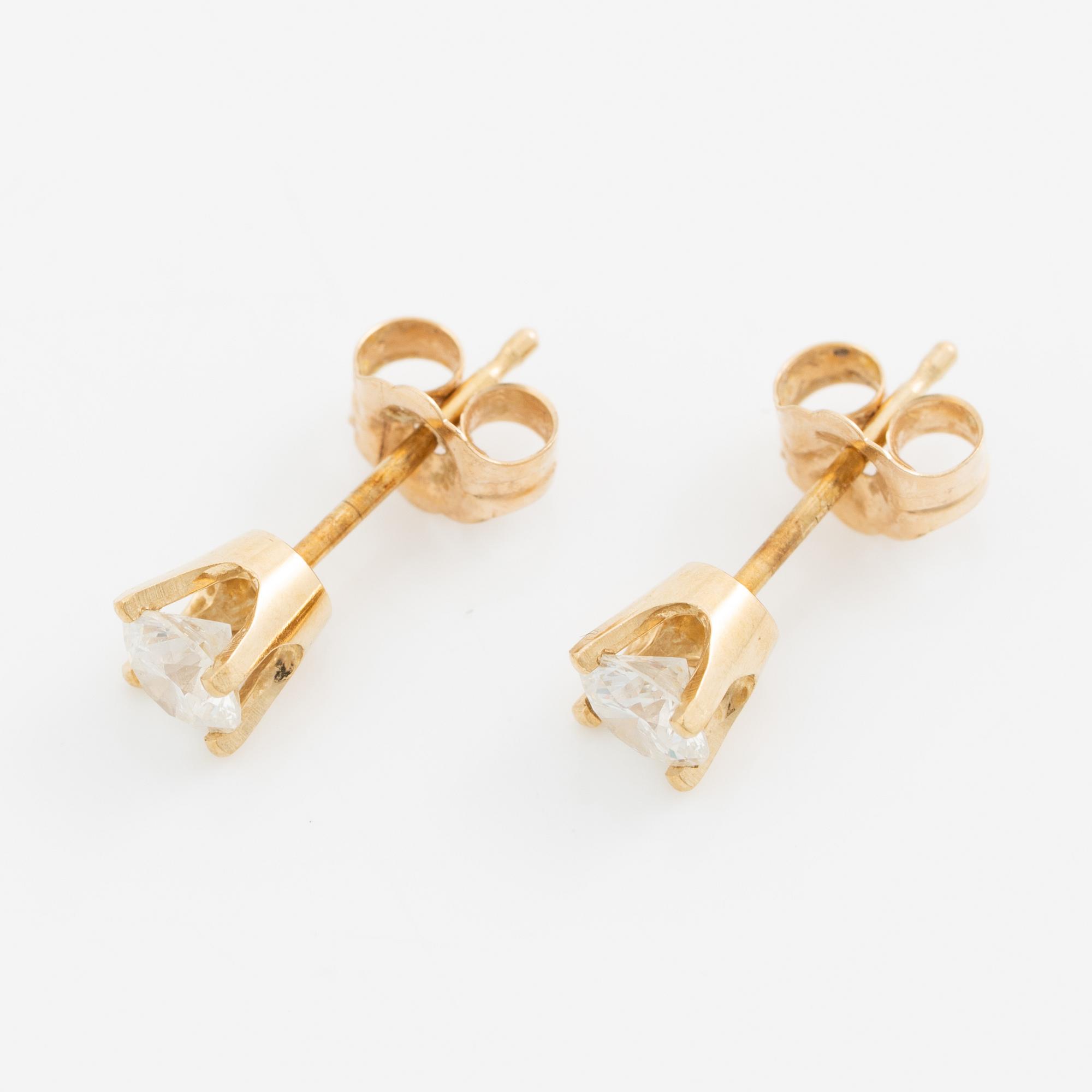 Earrings, a pair, gold with brilliant-cut diamonds.