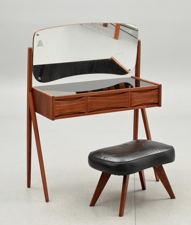 TOILETTEBORD MED PALL, 1960-tal.
