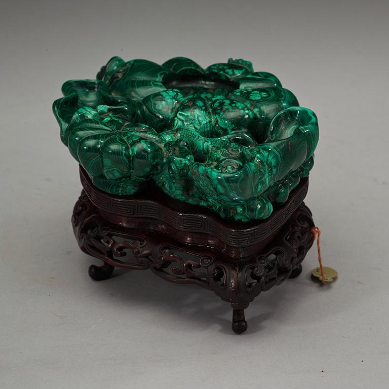 A malachite brush washer in the shape of lotus and lingzhi, Qing dynasty (1664-1912).