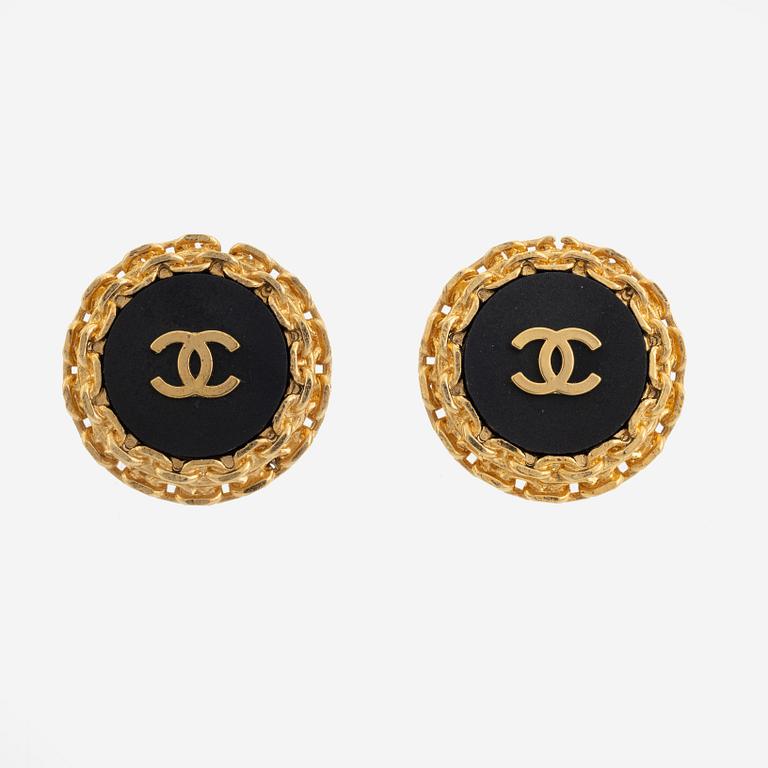 Chanel, a pair of gold tone clip-on earrings.