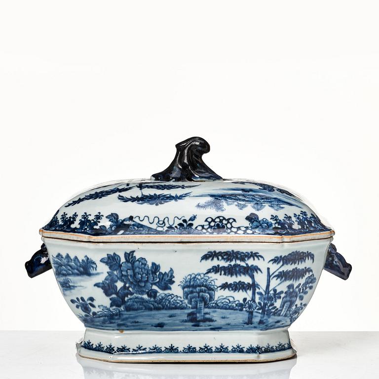 Terrin med lock och fat, kompaniporslin. Qingdynastin, Qianlong (1736-95).