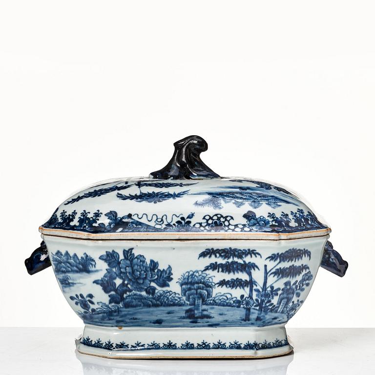 A blue and white tureen with cover and stand, Qing dynasty, Qianlong (1736-95).