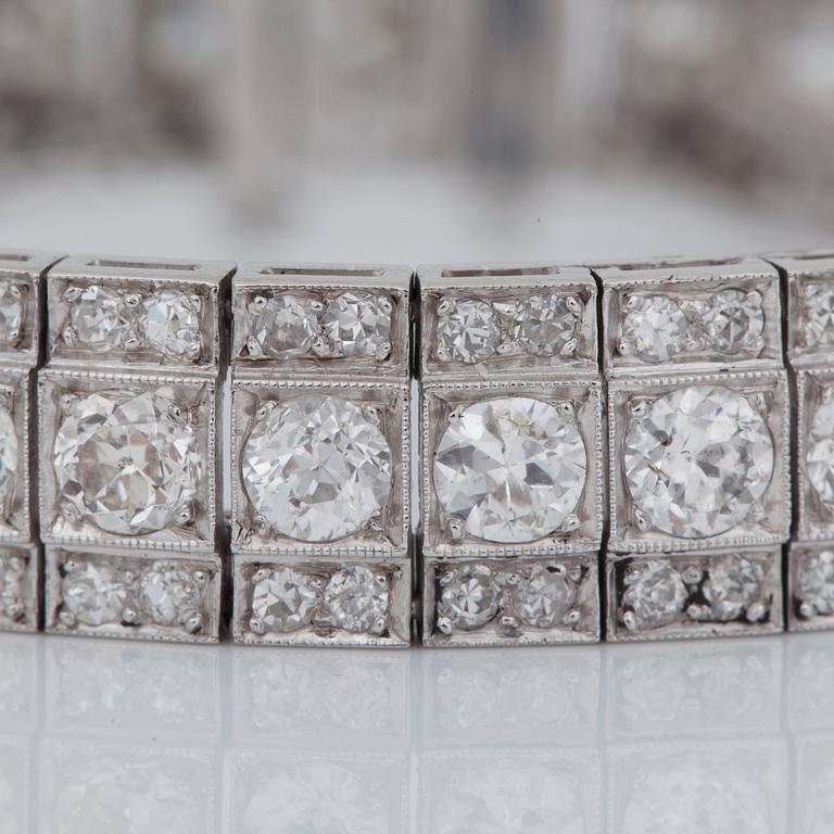 An Art Deco old-cut diamond bracelet. Total carat weight circa 11.00 cts.