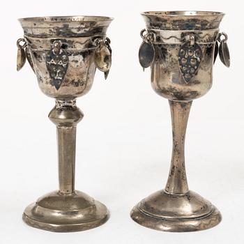 Skrammelbägare/supkalkar, 2 st snarlika, silver, Sverige, omkring år 1800.