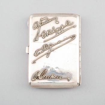 CIGARETTETUI, silver, Ryssland, 1900-talets första hälft. Vikt ca 142 gram.