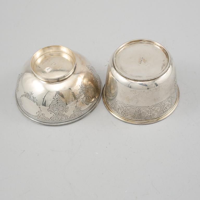 SKÅLAR, 2 st, silver, Sverige respektive England, 1800-tal, vikt 352 gram.