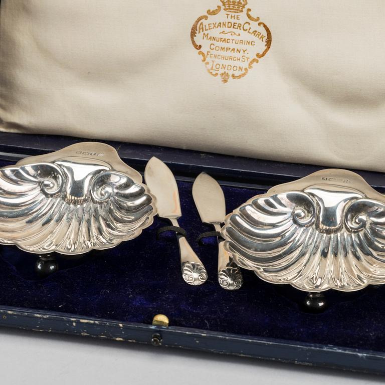 ALEXANDER CLARK & CO,  smörsnäckor ett par samt knivar ett par, silver tidigt 1900-tal i etui.
