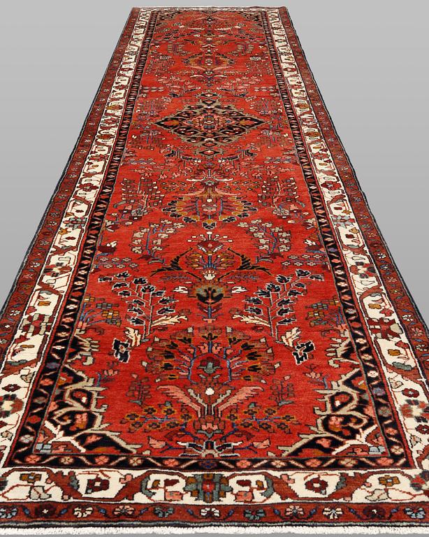 Gallerimatta, Hamadan, ca 440 x 118 cm.