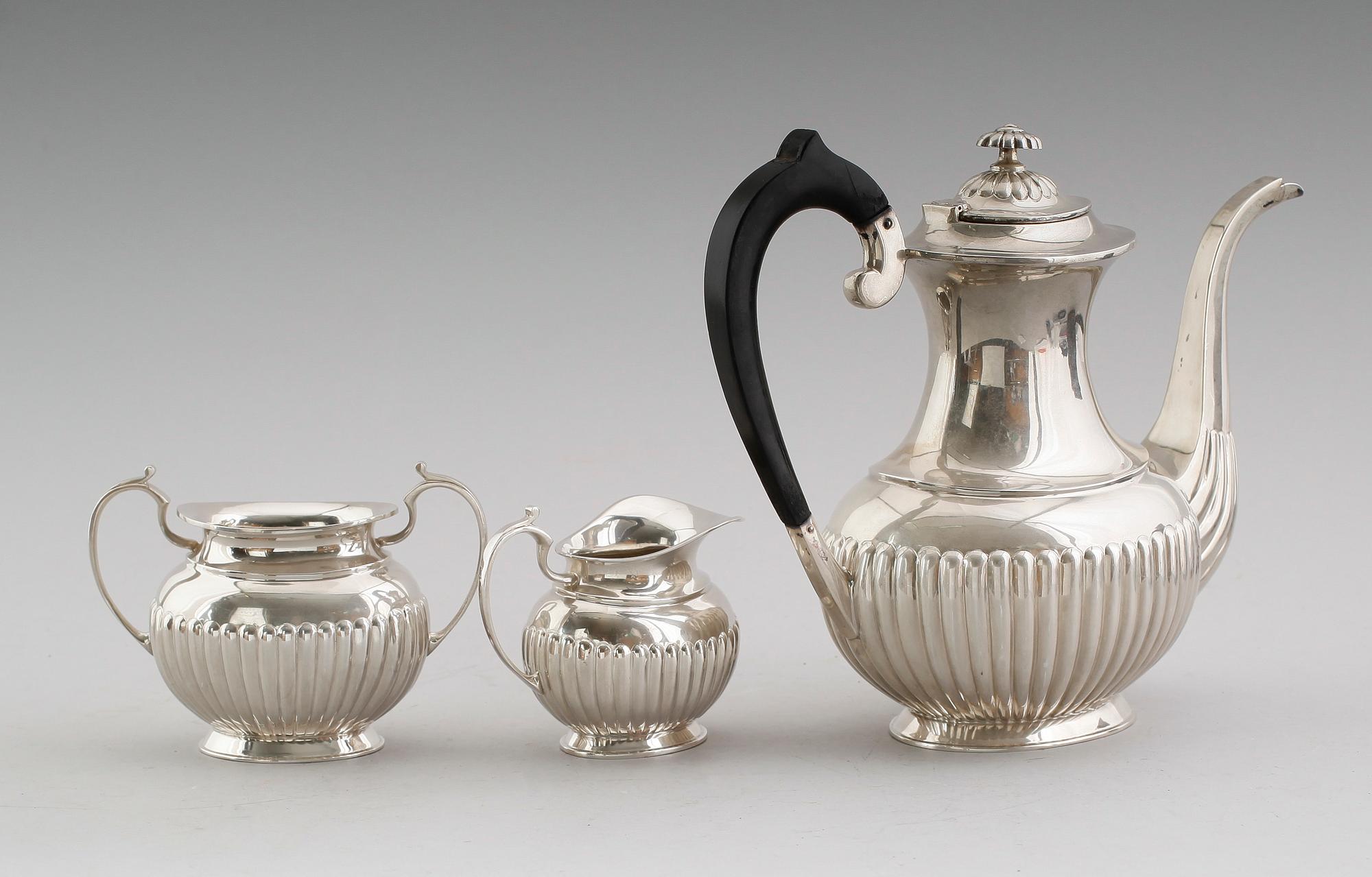 KAFFESERVIS, 3 delar, silver, svenska importstämplar, 1900-talets första hälft. Vikt ca 895 gram.