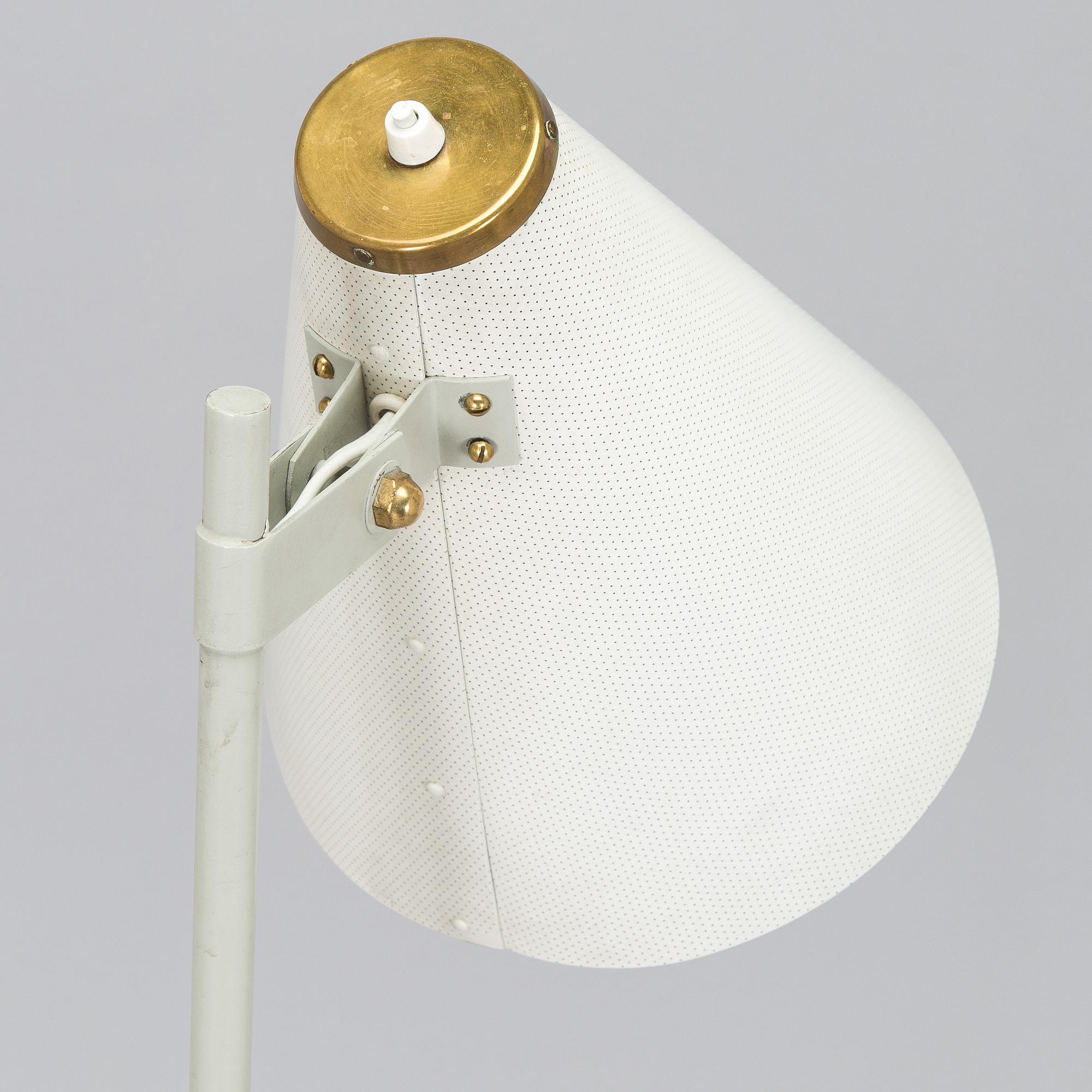 Lisa Johansson-Pape, lattiavalaisin, malli 30-001 Stockmann Orno 1900-luvun puoliväli.