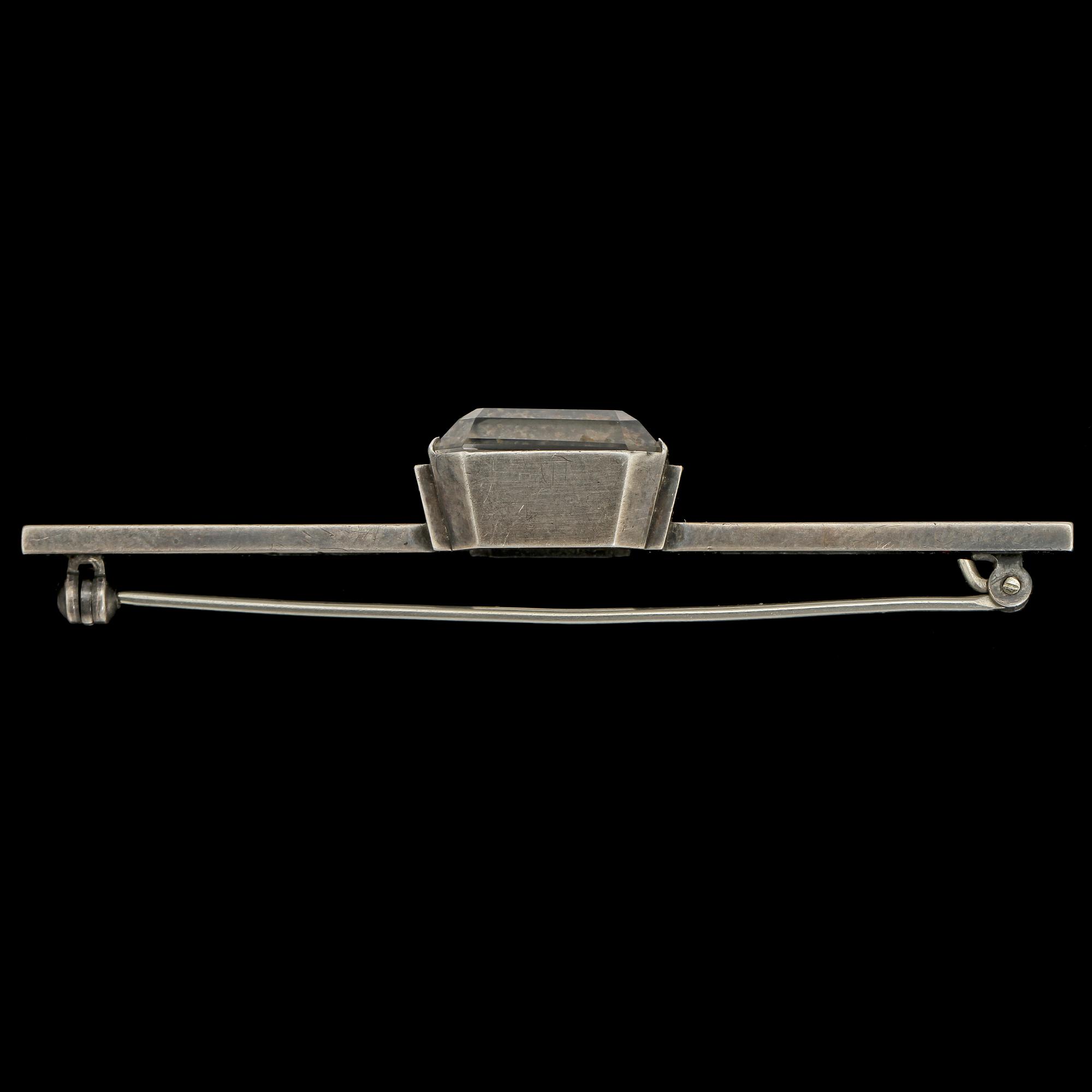 BROSCH, sterlingsilver med fasettslipad bergskristall, Wiwen Nilsson, Lund, 1938. Vikt 9 g.