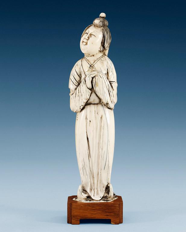 A Tang style ivory figure of a court lady, presumably late Ming dynasty (1368-1644).