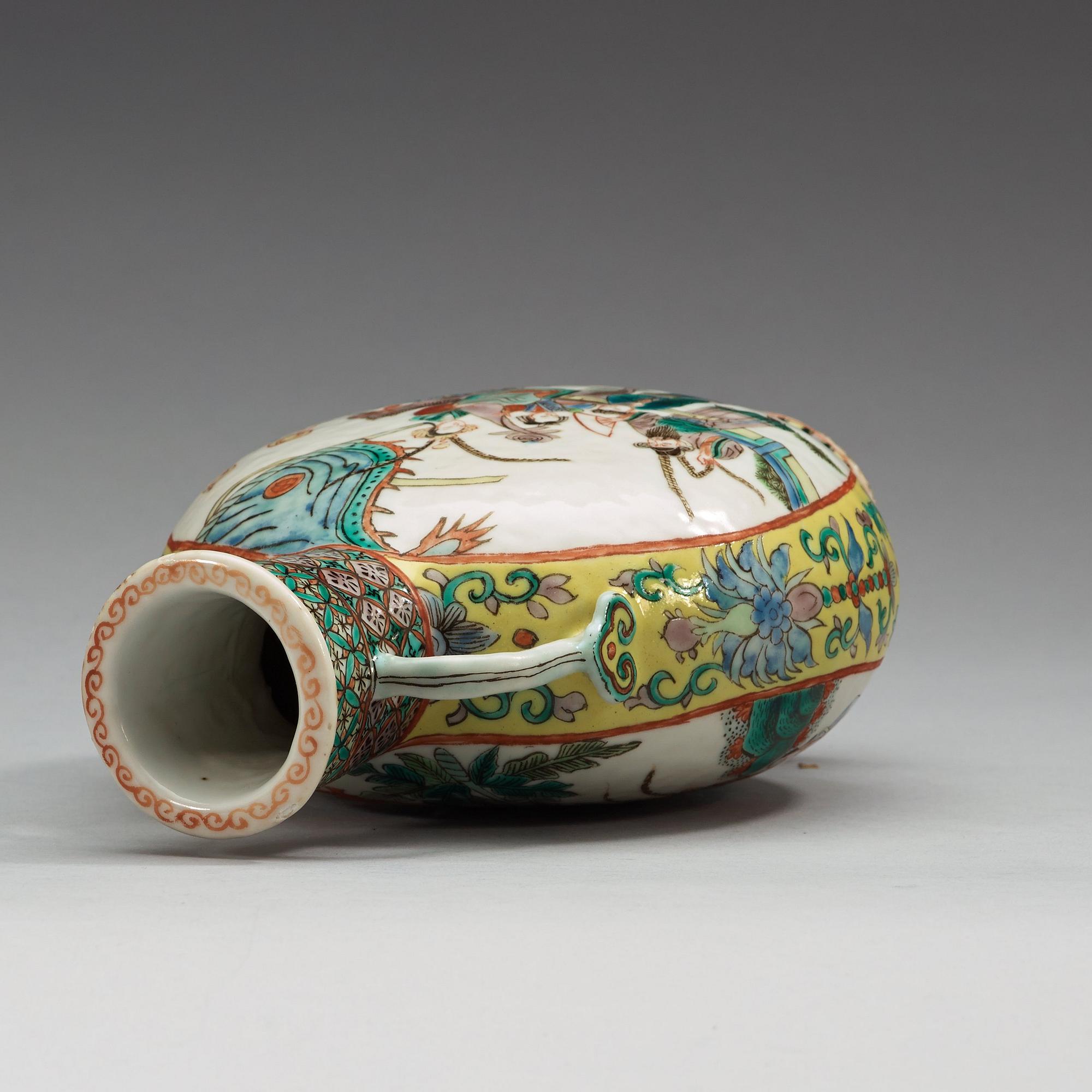 PILGRIMSFLASKA, porslin. Sen Qing dynastin (1644-1912), med Xuande fyra karaktärers märke i botten.