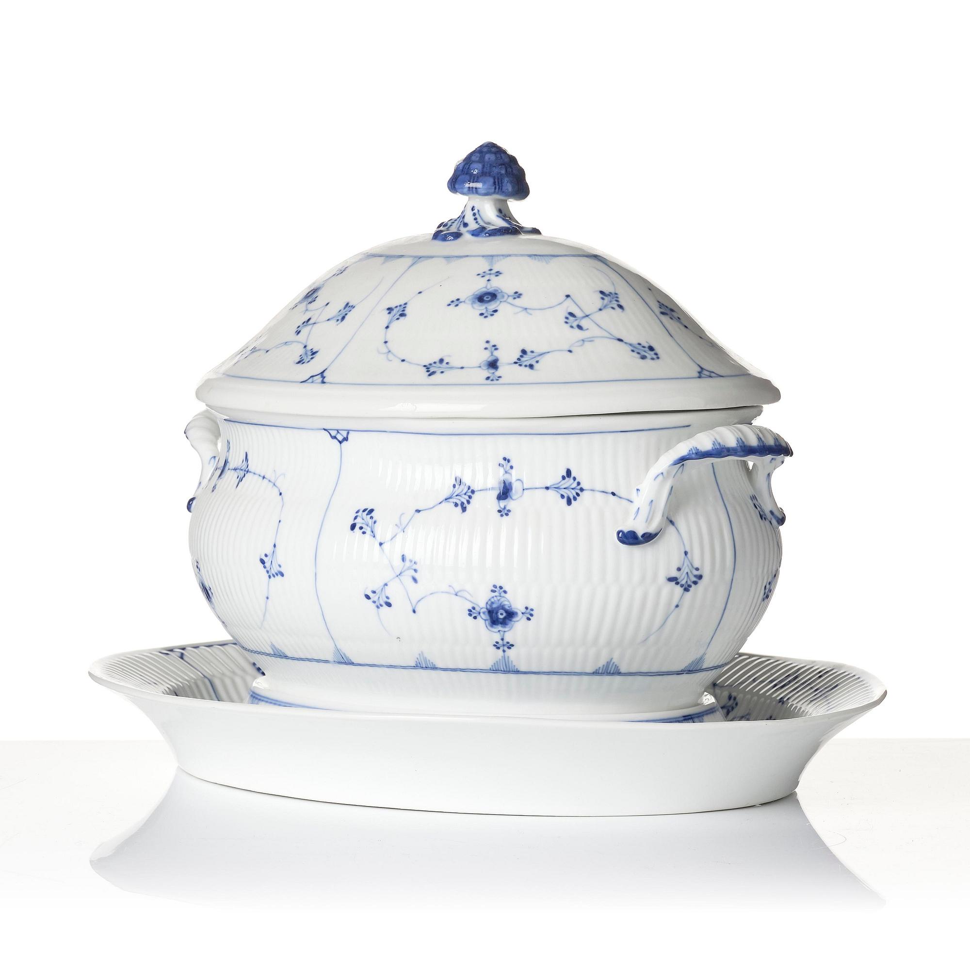 Terrin med lock och fat, porslin. Royal Copenhagen, "Musselmalet", Danmark, 1800-tal.