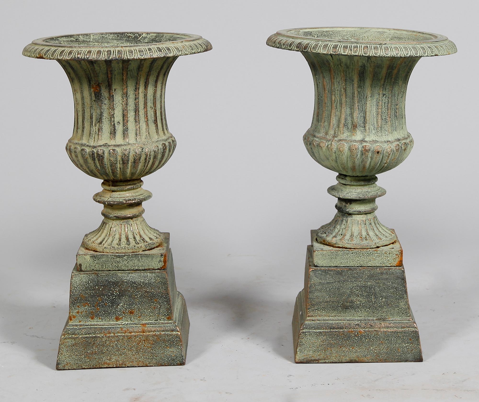 TRÄDGÅRDSURNOR, 1 par, gjutgods, samtida.