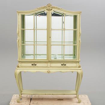 VITRINSKÅP, rokokostil, 1900-talets andra hälft.