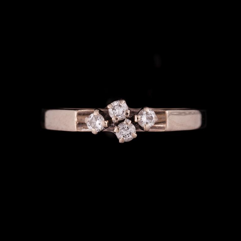 RING, vitguld 18K, 4 små diamanter, enligt gravyr 0,1 ct. Åbo 1977. Vikt 2,7 g.