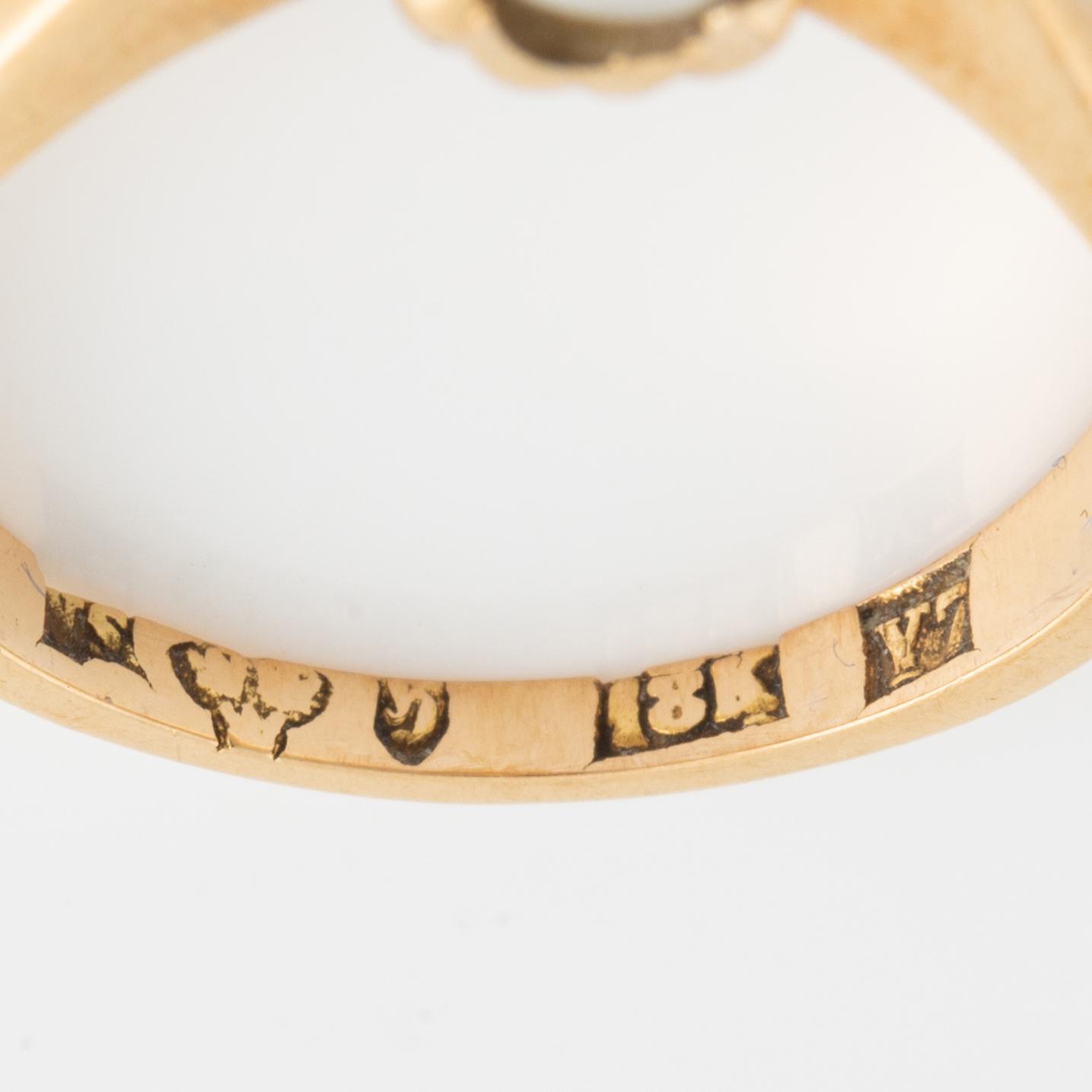 Ring 18K guld med en pärla, möjligen naturlig.
