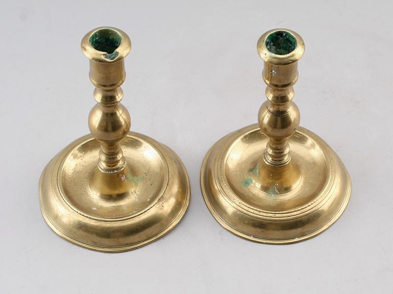 LJUSSTAKAR, 1 par, mässing, barock, 1700-tal, möjligen Naestved, Danmark.