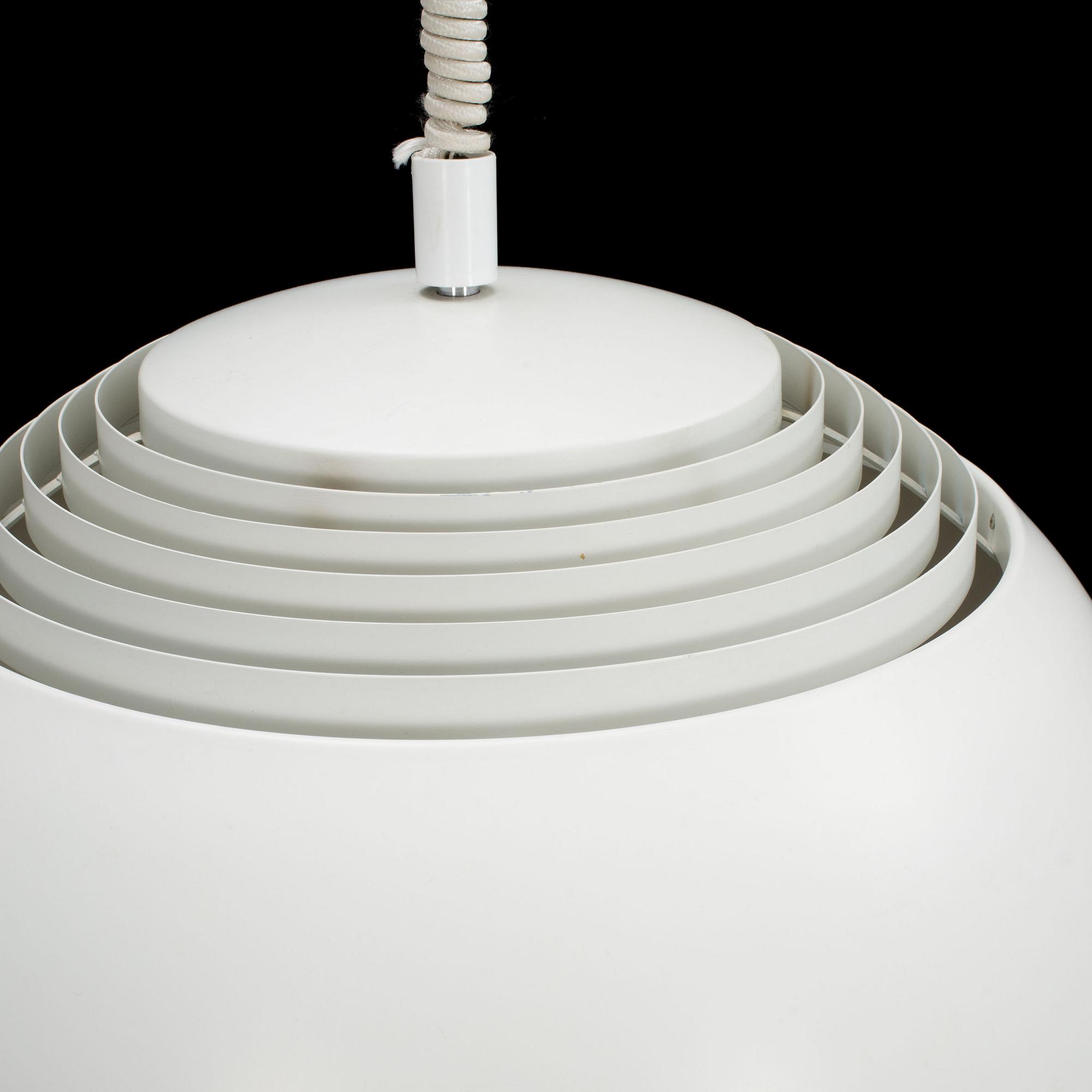 TAKLAMPA, "AJ Pendeln", Arne Jacobsen, Louis Poulsen, Danmark, 1900-talets andra hälft.