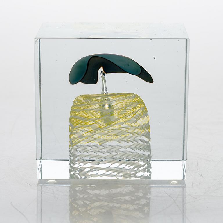 OIVA TOIKKA, An annual glass cube. Signed Oiva Toikka Nuutajärvi 1986, 866/2000.