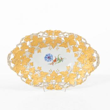 Meissen, A German Meissen basket, first half of the 20th century.
