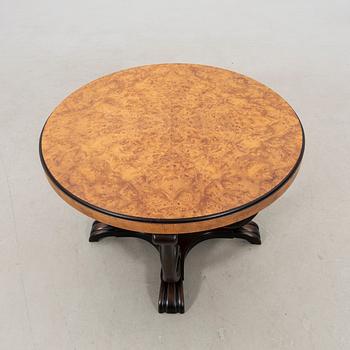 Coffee table, first half of the 20th century.