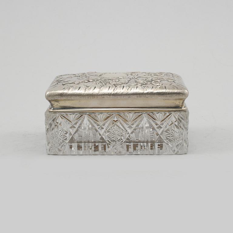 TOILETTEASK, silver och glas, C. G. Hallberg, 1899.