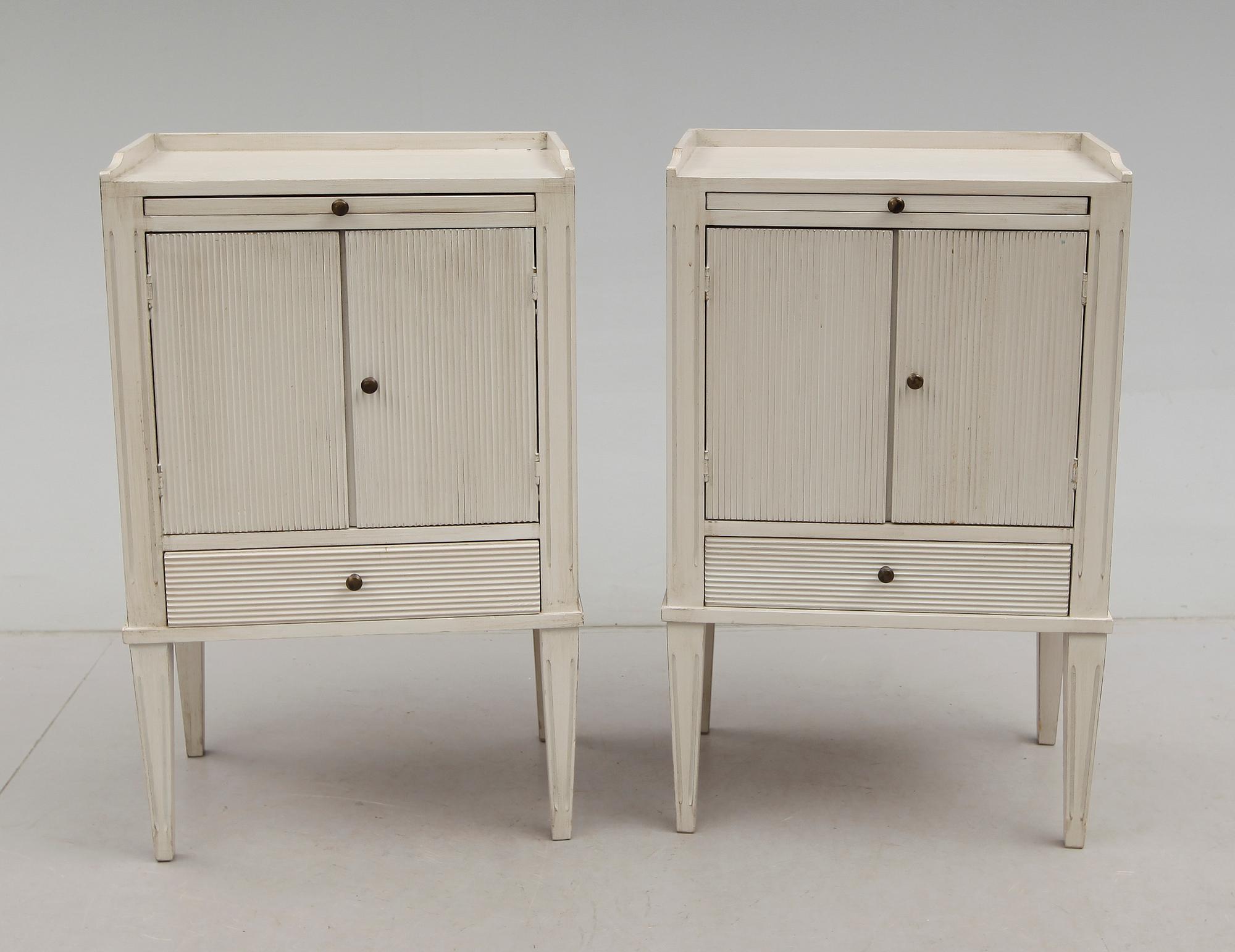 SÄNGBORD, 1 par, gustaviansk stil, 1900-talets andra hälft.