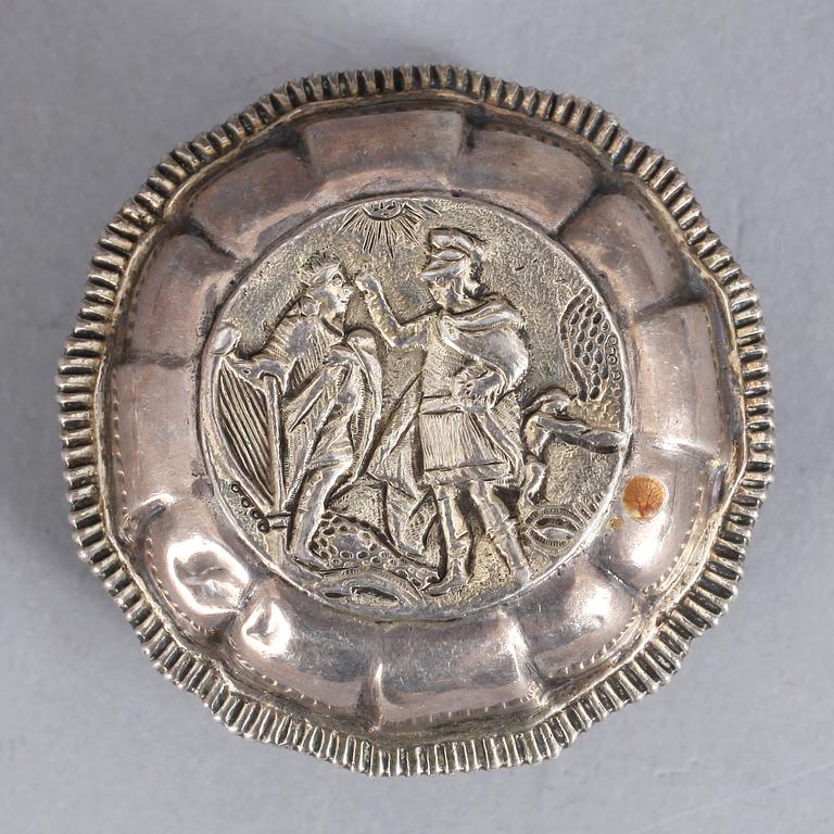 KYRKDOSA, silver, nära utplånade stämplar, Sverige, sannolikt 1700-tal. Vikt ca 44 gram.