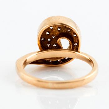 An 18K gold ring set with round brilliant-cut diamonds.