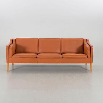 A BØRGE MOGENSEN MODEL 2213 LEATHER SOFA.