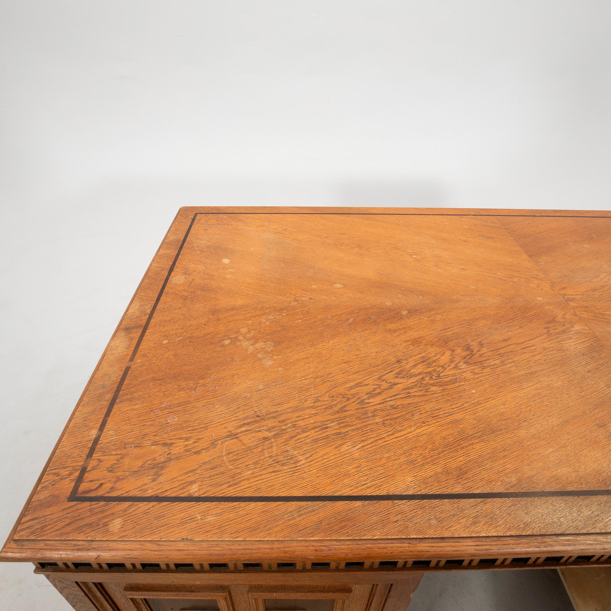 Desk in Baroque style, first half of the 20th century.