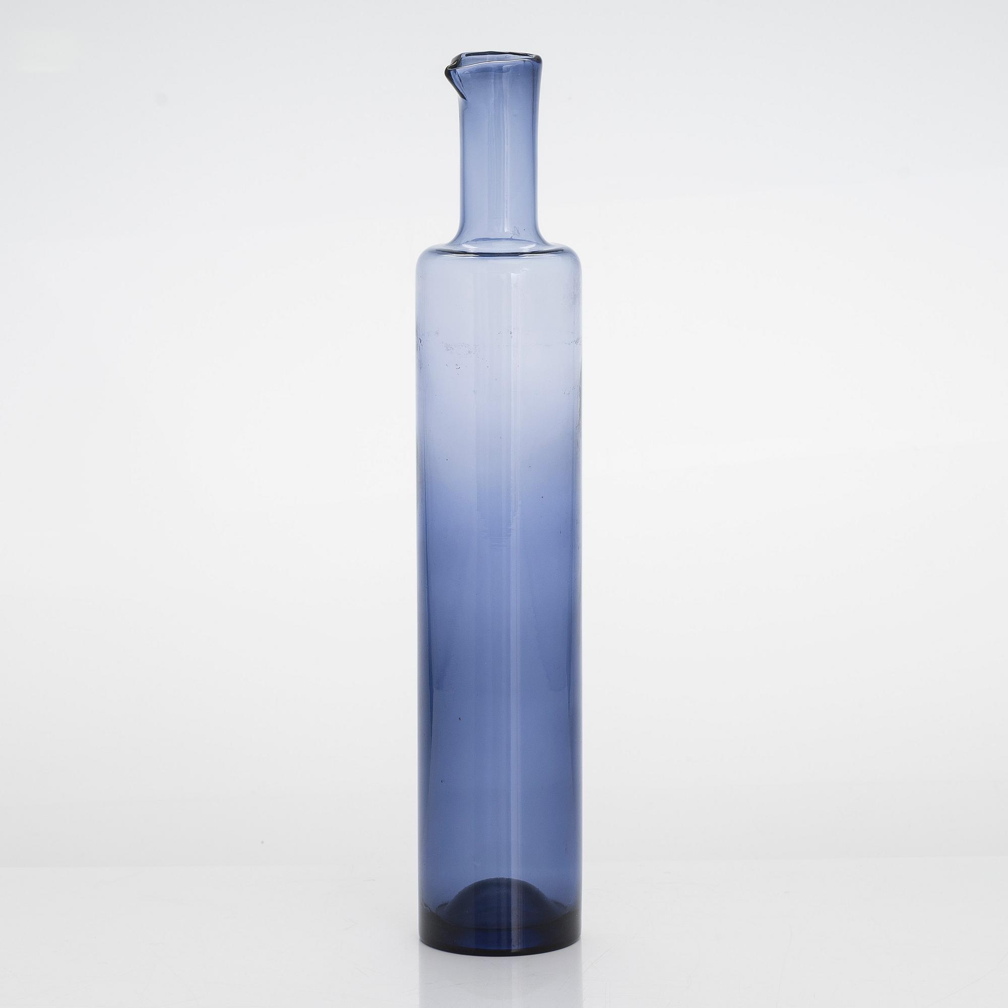 Nanny Still, a glass bottle signed Riihimäen Lasi O.Y Nanny Still.