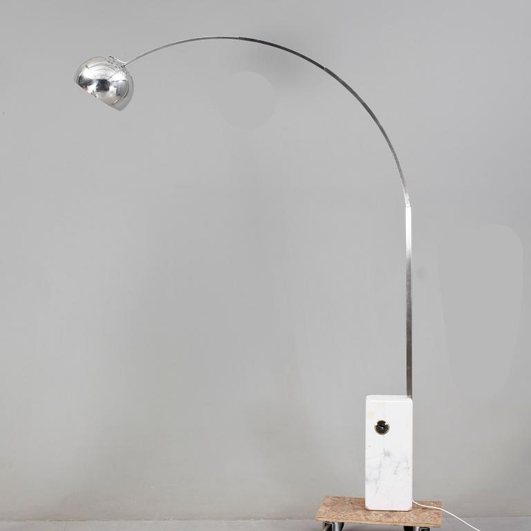 GOLVLAMPA "Arco". Achille & Pier Modellen formgiven 1962.