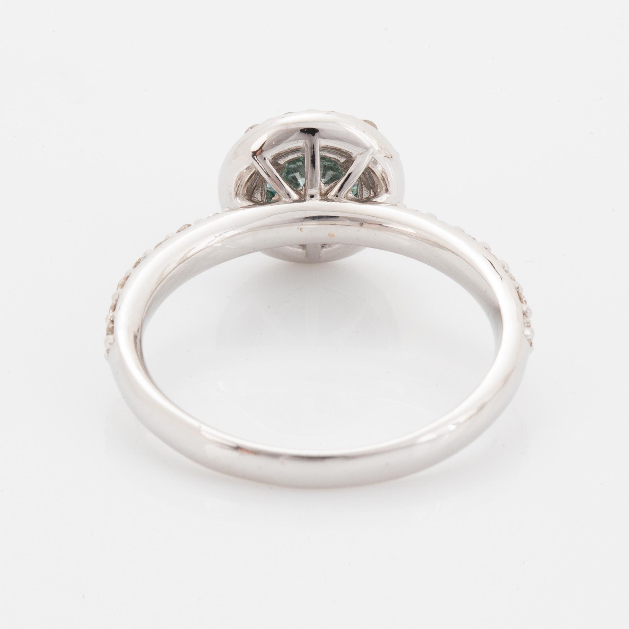 Ring, med briljantslipad blå färgbehandlad diamant.