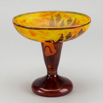 LE VERRE FRANCAIS, an signed Art Nouveau cameo glass tazza around 1900.