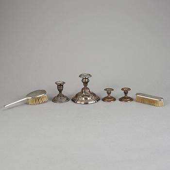 PARTI SILVER, 1900-tal, Tyskland och England. 6 delar varav 4 ljusstakar, 1 borste och 1 bordsspegel.