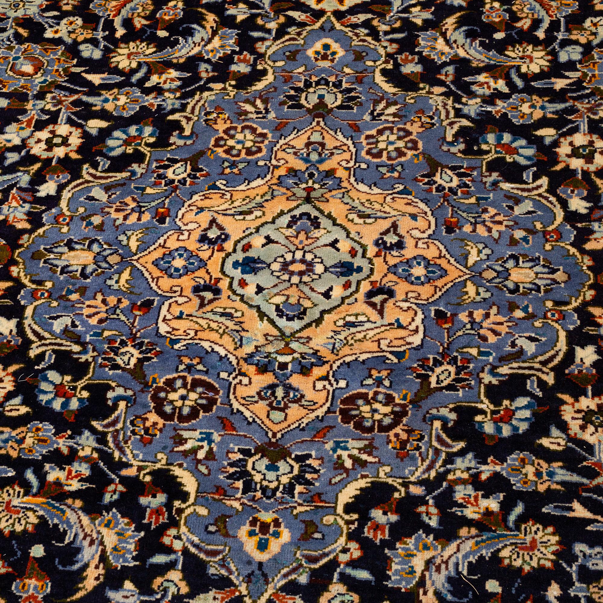 A CARPET, Kashan, ca 372 x 258 cm.