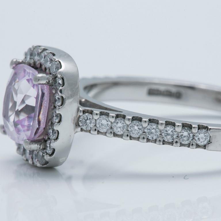 A ca 1.00 ct synthetic pink saphire ring with brilliant-cut diamonds ca 0.72 ct.