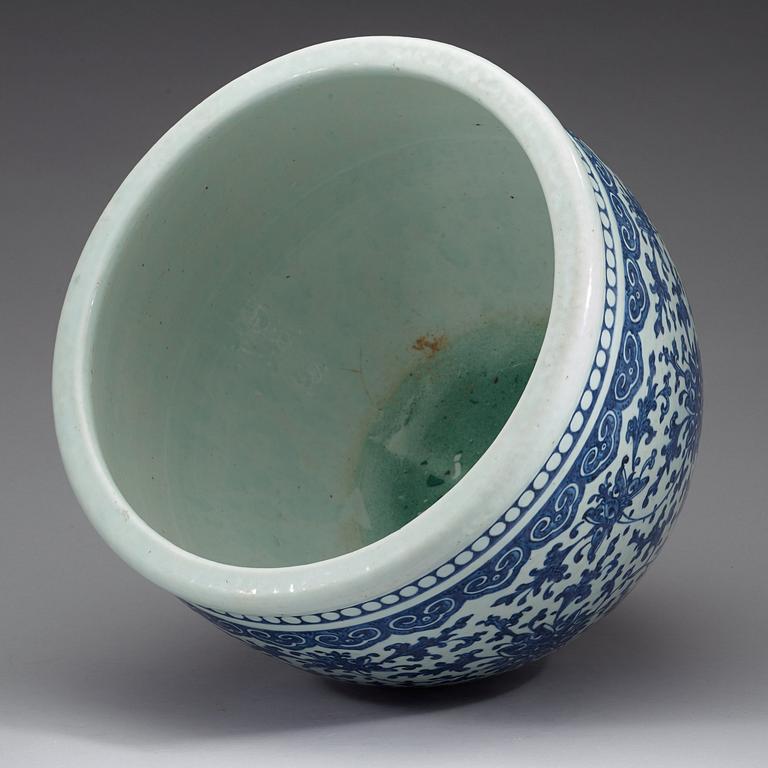 A blue and white fish basin, late Qing dynasty (1662-1912).